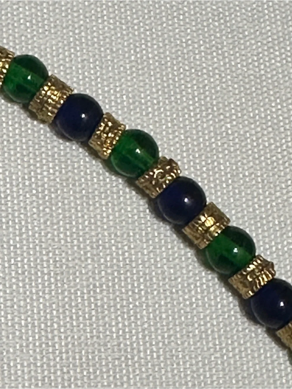 THIS IS A LADIES MURANO GLASS NECKLACE MEASURING 17” IN LENGTH, 6” WHEN WORN. I